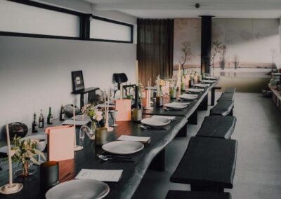 Tables châtaignier brûlé et avec une finition noir par l'atelier de soudage Gaillacois
